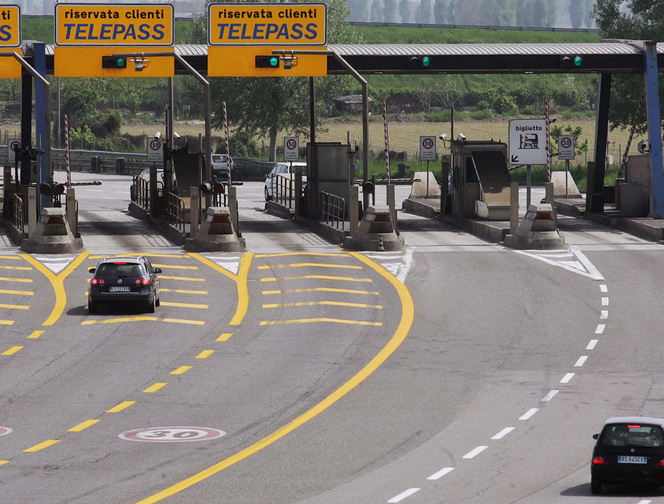 Carroattrezzi in autostrada